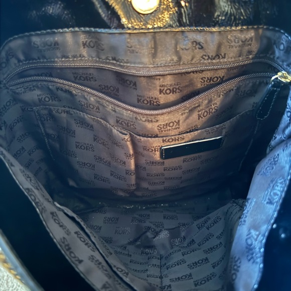 Michael Kors black patent leather purse with gold tone MK dangle charm - Picture 4 of 6